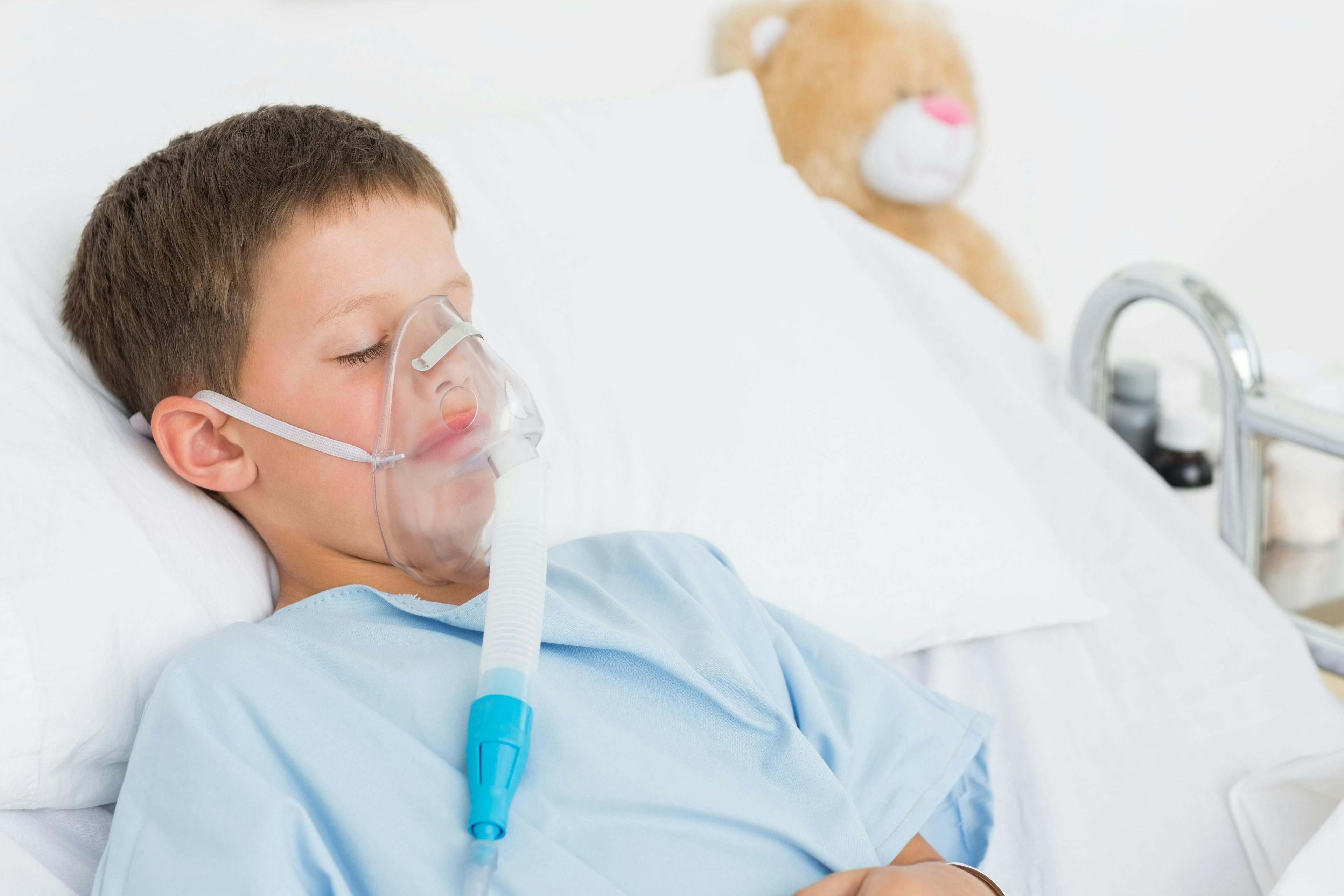 Boy with oxygen mask in bed: © WavebreakmediaMicro - stock.adobe.com
