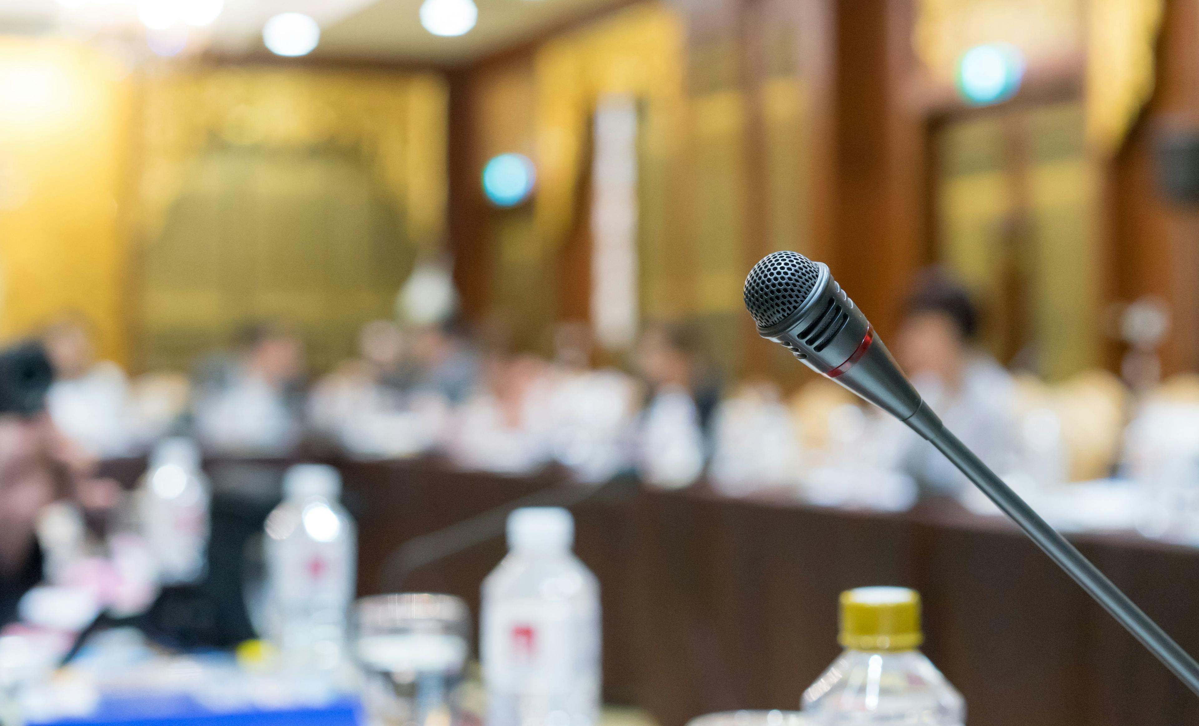Microphone voice speaker in seminar classroom, lecture hall or conference meeting: © Mongkol-stock.adobe.com
