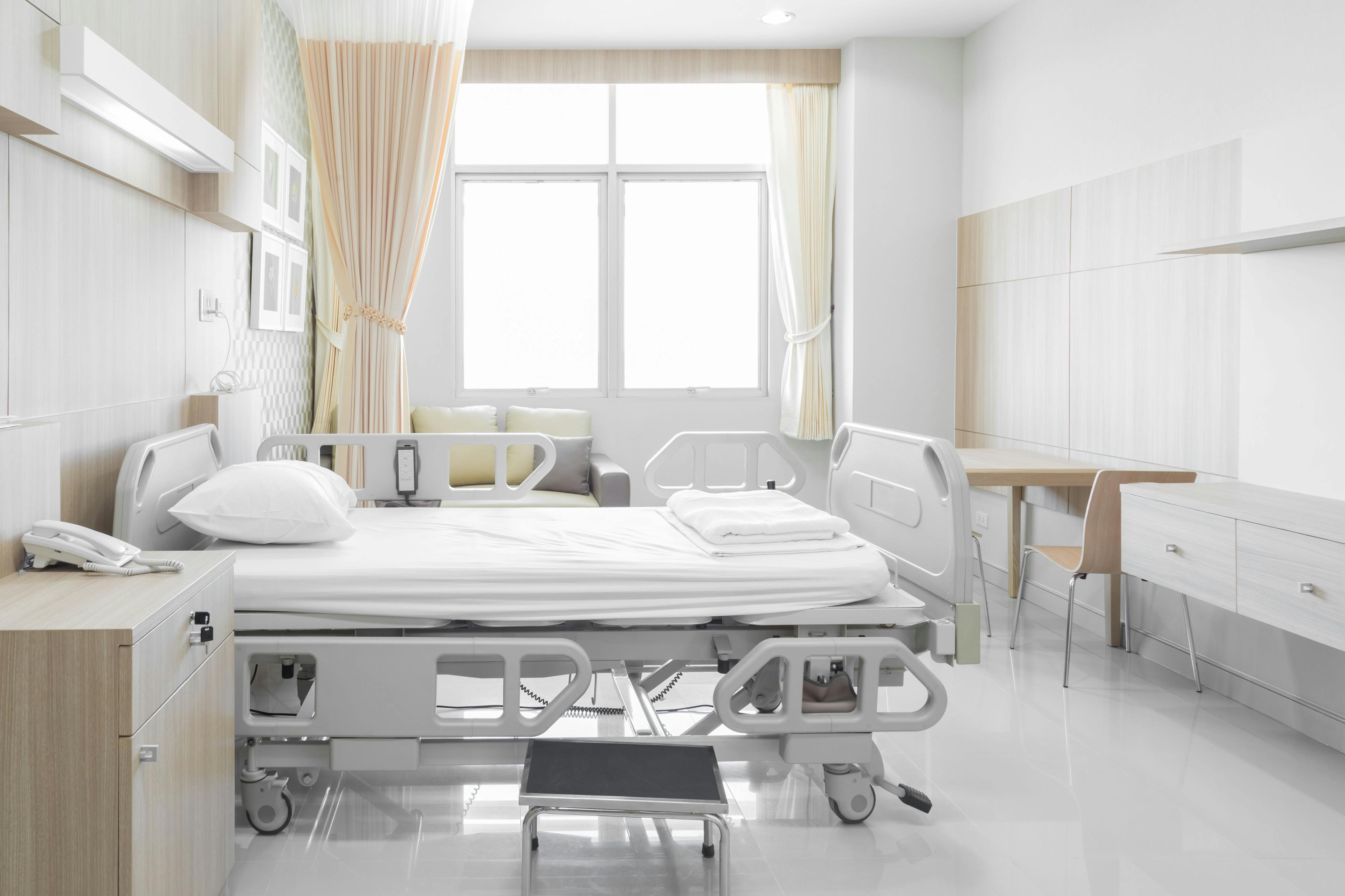 Hospital bed (Adobe Stock_85885048)