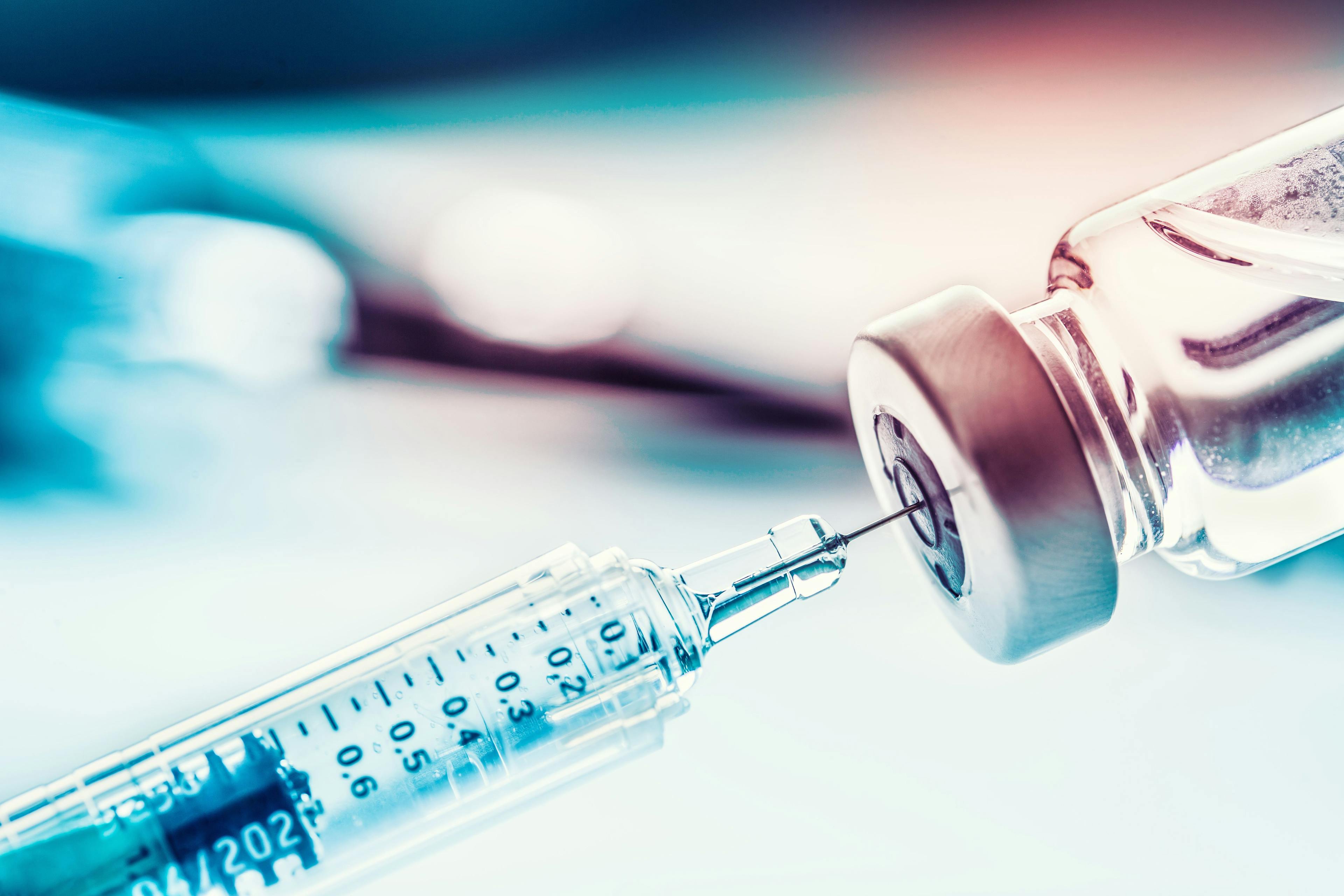 Close-up medical syringe with a vaccine: © weyo-stock.adobe.com