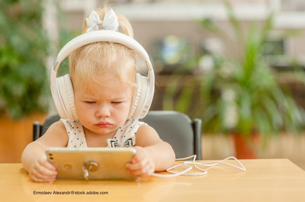 How many young kids are meeting screen time guidelines?